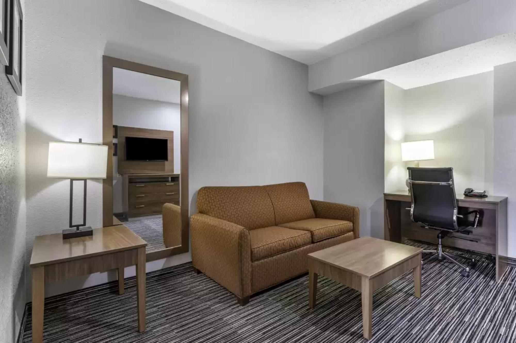 Quality Inn & Suites I-35 E-Walnut Hill Dallas Extérieur photo