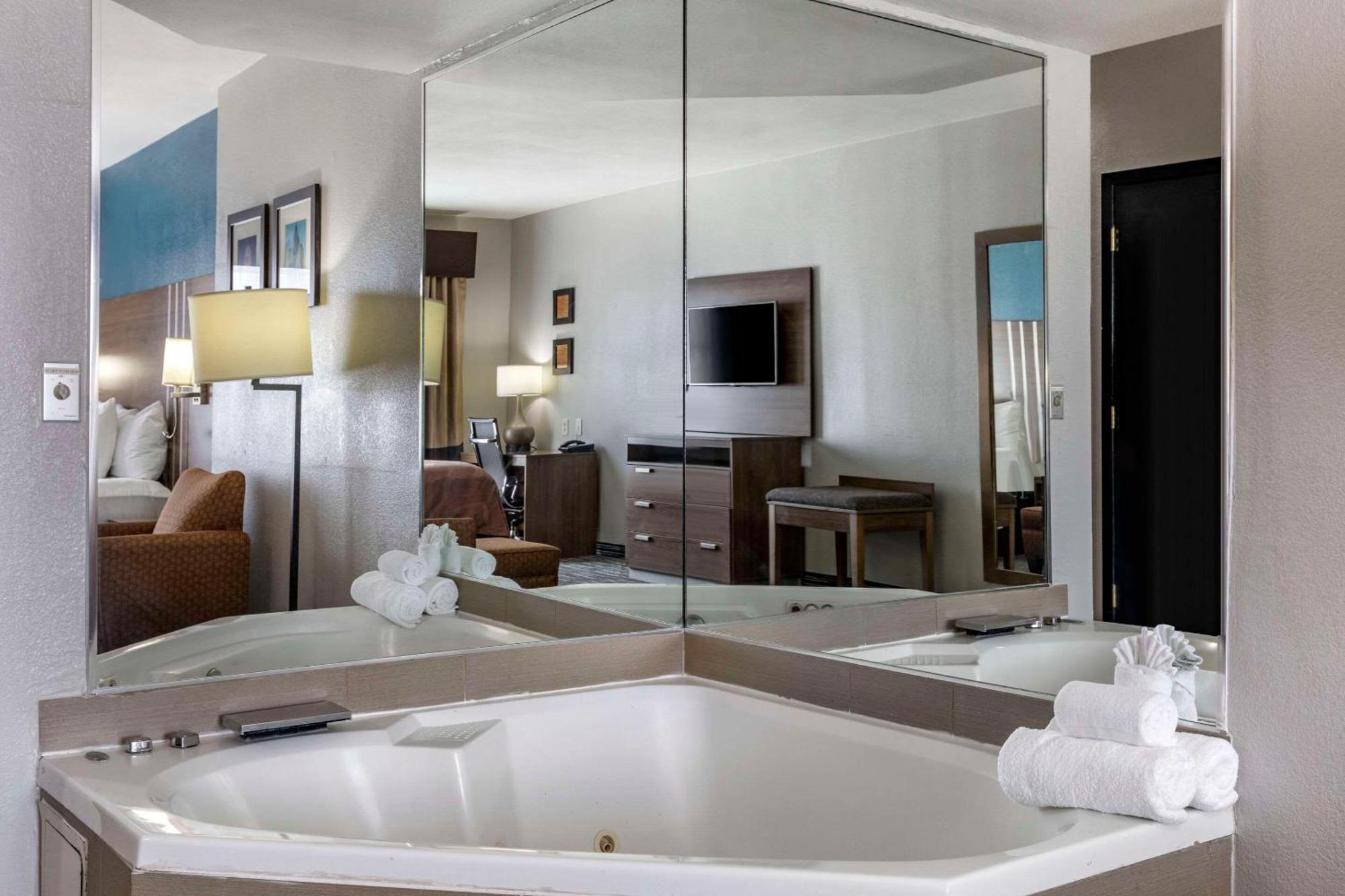 Quality Inn & Suites I-35 E-Walnut Hill Dallas Extérieur photo