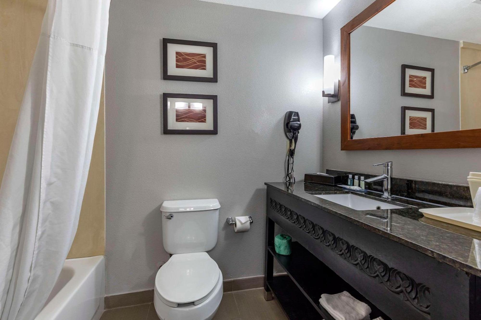 Quality Inn & Suites I-35 E-Walnut Hill Dallas Extérieur photo